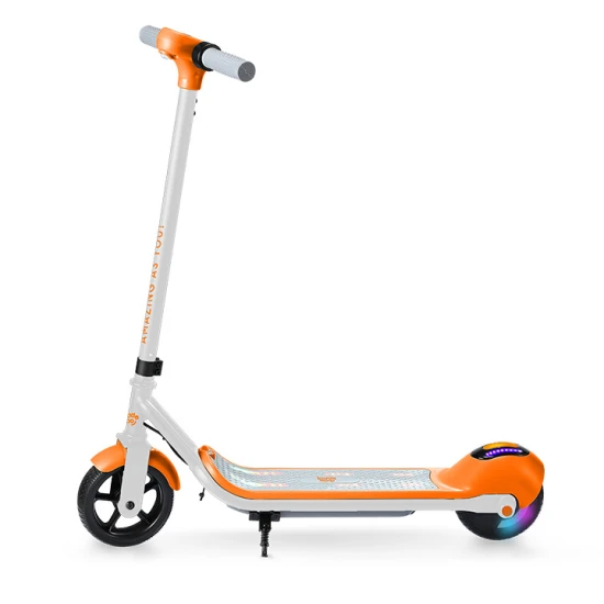 Weißer Kiddoboo KiddoRider Kinder-Elektroroller mit Anti-Rutsch-Pad, LED-Licht und klappbarem Rahmen – ideal für Kinder ab 6 Jahren.