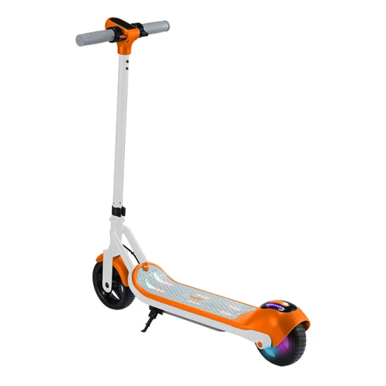 Weißer Kiddoboo KiddoRider Kinder-Elektroroller mit Anti-Rutsch-Pad, LED-Licht und klappbarem Rahmen – ideal für Kinder ab 6 Jahren.