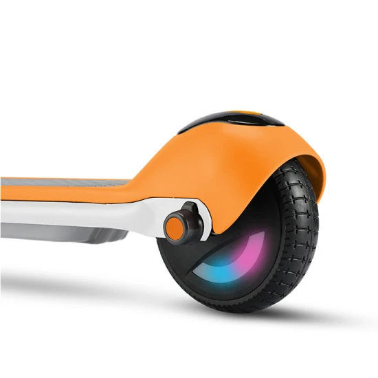 Weißer Kiddoboo KiddoRider Kinder-Elektroroller mit Anti-Rutsch-Pad, LED-Licht und klappbarem Rahmen – ideal für Kinder ab 6 Jahren.