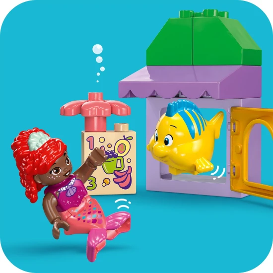 LEGO DUPLO Bausatz mit Arielle und Šupinka an einem verspielten Kaffeestand.