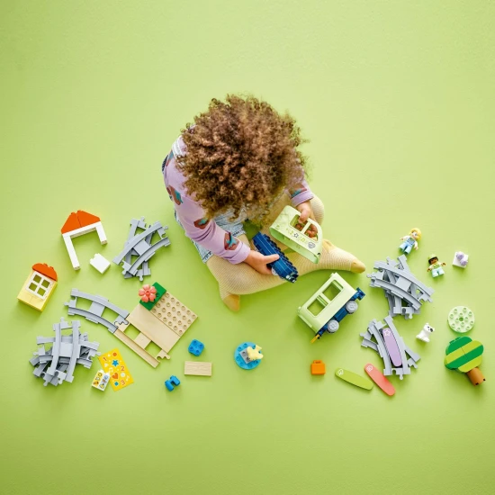 Der interaktive LEGO-Zug fährt mit Geräuschen und Lichteffekten um den See mit Enten und durch den Park voller Leben.