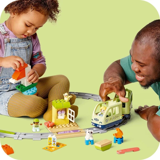 Der interaktive LEGO-Zug fährt mit Geräuschen und Lichteffekten um den See mit Enten und durch den Park voller Leben.