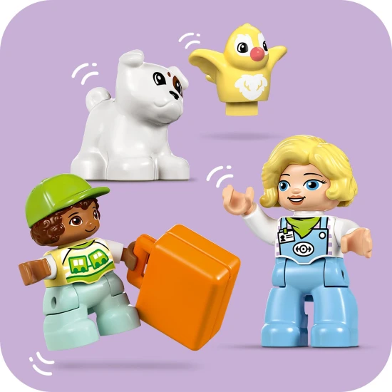 Der interaktive LEGO-Zug fährt mit Geräuschen und Lichteffekten um den See mit Enten und durch den Park voller Leben.