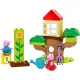 LEGO® DUPLO® Peppa Pig – Garten und Baumhaus mit Peppa und Tom, die den Garten erkunden.