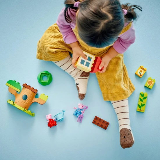 LEGO® DUPLO® Peppa Pig – Garten und Baumhaus mit Peppa und Tom, die den Garten erkunden.