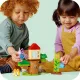 LEGO® DUPLO® Peppa Pig – Garten und Baumhaus mit Peppa und Tom, die den Garten erkunden.