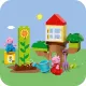 LEGO® DUPLO® Peppa Pig – Garten und Baumhaus mit Peppa und Tom, die den Garten erkunden.