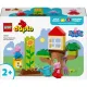 LEGO® DUPLO® Peppa Pig – Garten und Baumhaus mit Peppa und Tom, die den Garten erkunden.