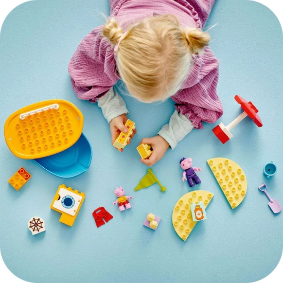 Peppa Pig und ihr LEGO® DUPLO® Boot am Strand mit einer Sandburg