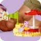Peppa Pig und ihr LEGO® DUPLO® Boot am Strand mit einer Sandburg