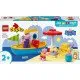 Peppa Pig und ihr LEGO® DUPLO® Boot am Strand mit einer Sandburg