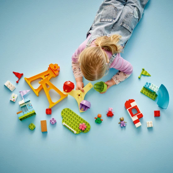 LEGO DUPLO Vergnügungspark mit Figuren von Peppa, Cili und Dany auf einem Riesenrad und einer Rutsche.