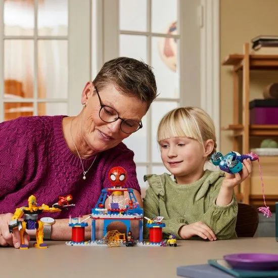 LEGO® 4+ Team Spideys Spinnenbasis – Actiongeladenes Bauset mit den beliebtesten Superhelden Spidey, Iron Man und mehr