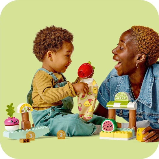 Ein bezaubernder Bauernmarkt zeigt Kindern, wie man einkauft.