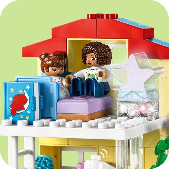 LEGO DUPLO Familienhaus 3 in 1: Ein dreistöckiges Haus, eine Garage mit Auto und ein Garten voller Pflanzen.
