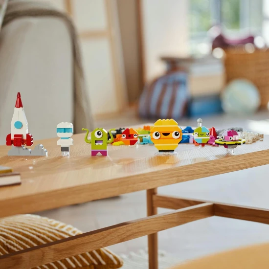 LEGO® Classic Creative Planets (11037) Bauset für Kinder mit Space-Shuttle-, Astronauten- und Sonnensystemmodellen mit bunten Blöcken und leuchtenden Teilen für nächtliche Weltraumerkundungen.