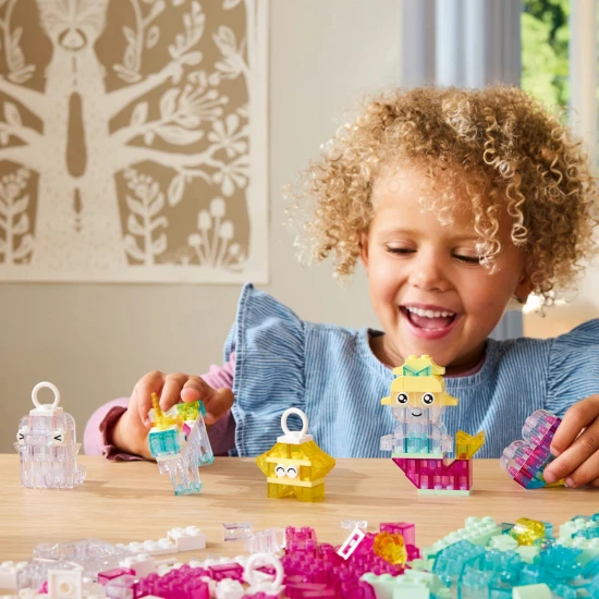 Kreativer LEGO Classic Bausatz mit durchsichtigen Steinen für endlose Baumöglichkeiten.