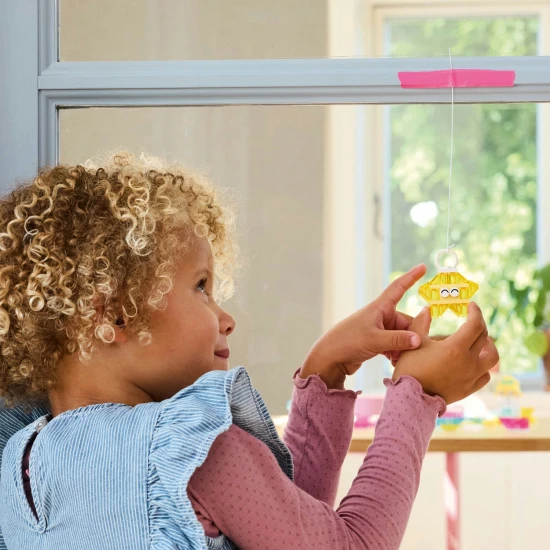 Kreativer LEGO Classic Bausatz mit durchsichtigen Steinen für endlose Baumöglichkeiten.