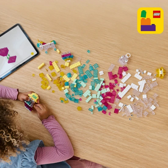 Kreativer LEGO Classic Bausatz mit durchsichtigen Steinen für endlose Baumöglichkeiten.