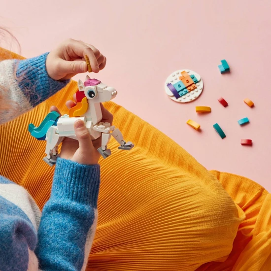 Der LEGO® Creator 3-in-1-Bausatz (31140) mit einem magischen Einhorn, einem Seepferdchen und einem Pfau enthält farbenfrohe positionierbare Modelle zum Bauen und Ausstellen, ideal für Kinder ab 7 Jahren.