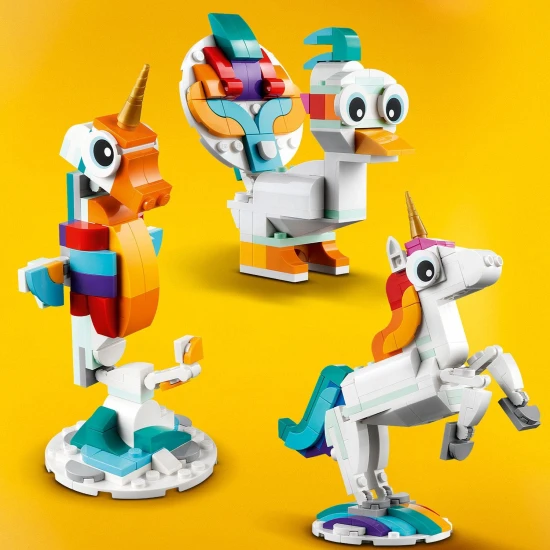 Der LEGO® Creator 3-in-1-Bausatz (31140) mit einem magischen Einhorn, einem Seepferdchen und einem Pfau enthält farbenfrohe positionierbare Modelle zum Bauen und Ausstellen, ideal für Kinder ab 7 Jahren.