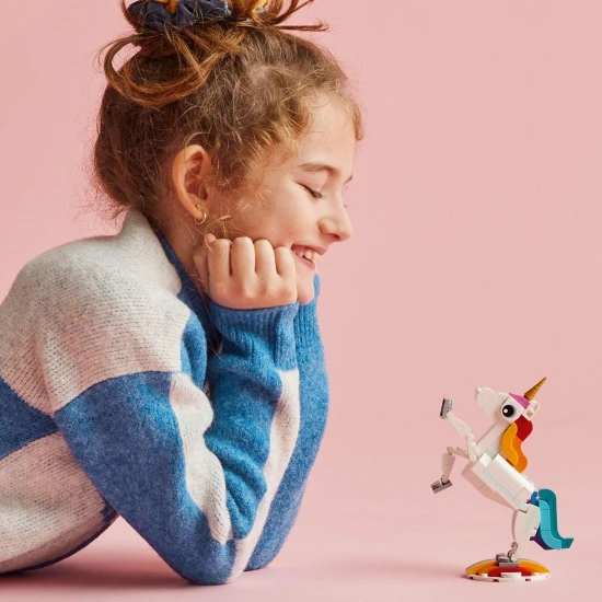 Der LEGO® Creator 3-in-1-Bausatz (31140) mit einem magischen Einhorn, einem Seepferdchen und einem Pfau enthält farbenfrohe positionierbare Modelle zum Bauen und Ausstellen, ideal für Kinder ab 7 Jahren.