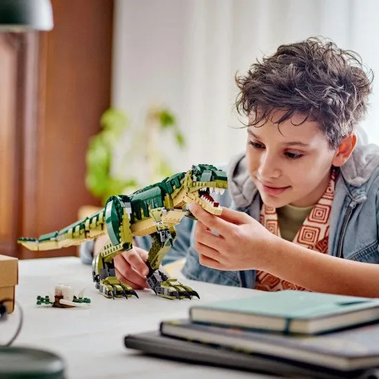 LEGO® Creator 3-in-1-Modelle: T-Rex, Triceratops und Pterodactylus in Aktion – das perfekte Set für Dinosaurierliebhaber.