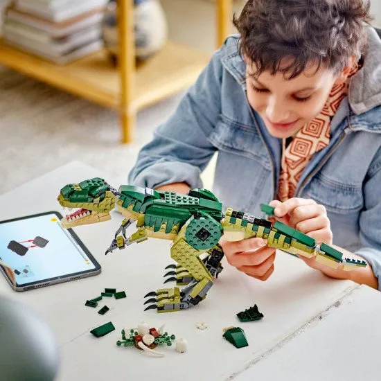 LEGO® Creator 3-in-1-Modelle: T-Rex, Triceratops und Pterodactylus in Aktion – das perfekte Set für Dinosaurierliebhaber.