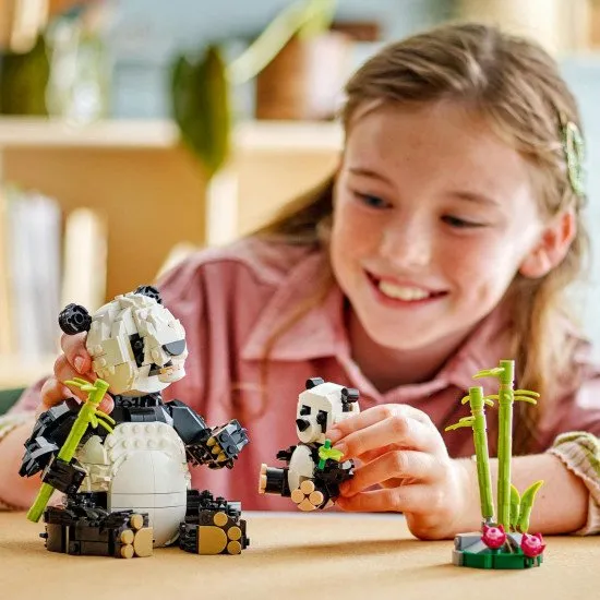 LEGO CREATOR Wilde Tiere: Pandafamilie – ein Panda mit Jungem im Dschungel und verschiedene umbaubare Tiermodelle.