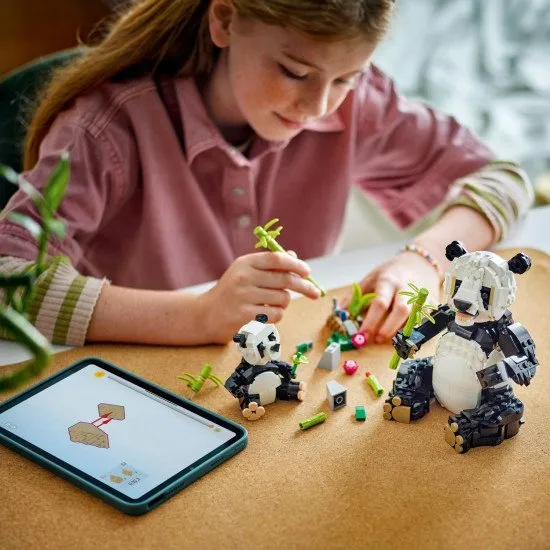 LEGO CREATOR Wilde Tiere: Pandafamilie – ein Panda mit Jungem im Dschungel und verschiedene umbaubare Tiermodelle.