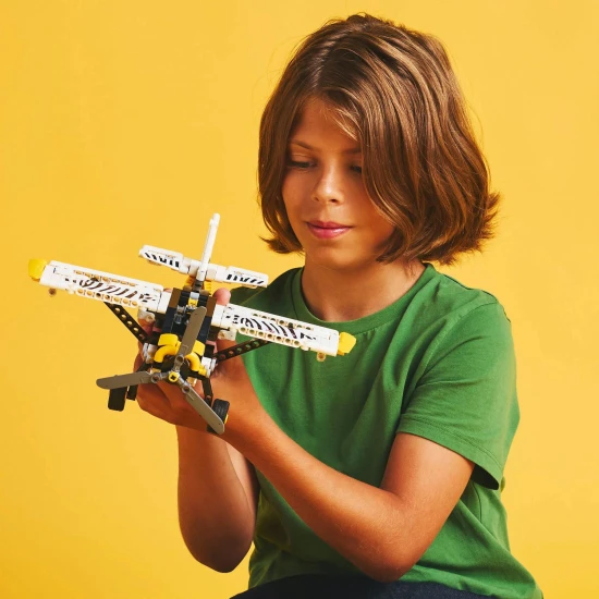 LEGO® Technic 42198 Flugzeug in die Ferne – Modell mit rotierendem Propeller und Zebra.