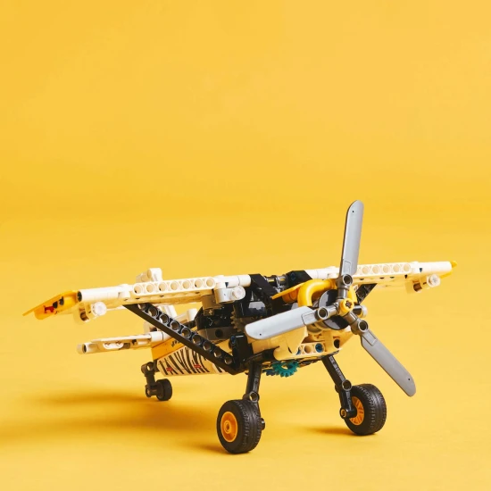 LEGO® Technic 42198 Flugzeug in die Ferne – Modell mit rotierendem Propeller und Zebra.