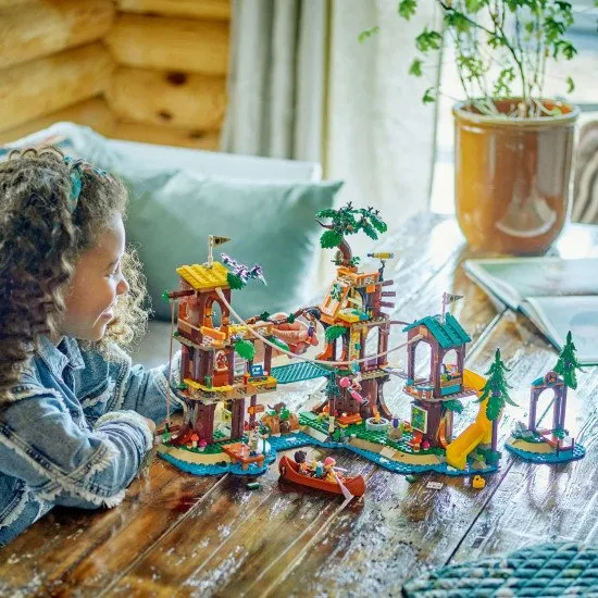 Leo, Aliya, Jamila und Olly genießen einen Tag voller Aktivitäten im Baumhaus. Kinder haben Spaß mit der Seilbahn, überwinden den Hindernisparcours, klettern auf die Felsen und suchen auf der Insel nach Schätzen.