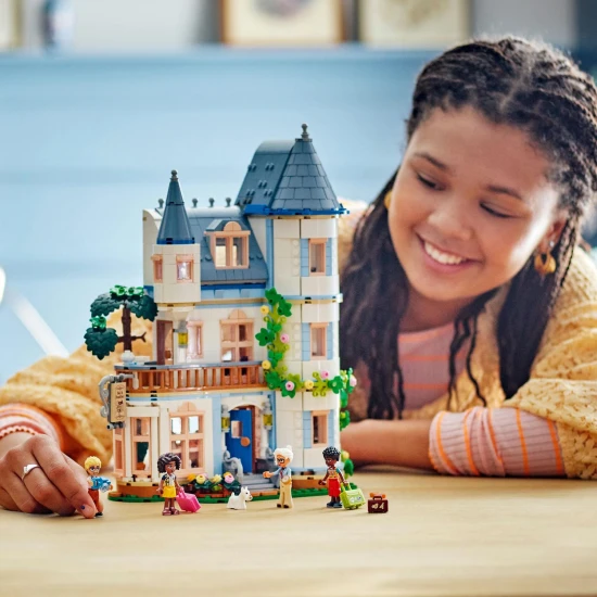 LEGO Friends Ein stilvolles Hotel in einem Schloss im französischen Design, eine Luxussuite mit freistehender Badewanne, ein Wintergarten, eine Rezeption und ein geheimnisvoller Dachboden voller historischer Artefakte.