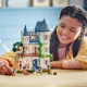 LEGO Friends Ein stilvolles Hotel in einem Schloss im französischen Design, eine Luxussuite mit freistehender Badewanne, ein Wintergarten, eine Rezeption und ein geheimnisvoller Dachboden voller historischer Artefakte.