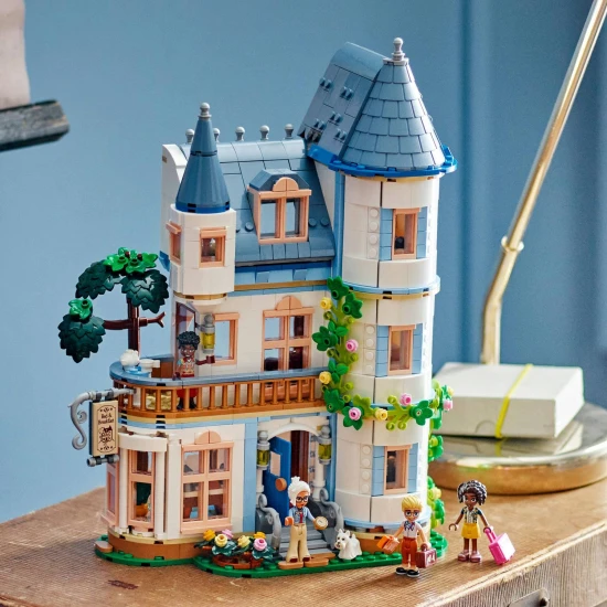 LEGO Friends Ein stilvolles Hotel in einem Schloss im französischen Design, eine Luxussuite mit freistehender Badewanne, ein Wintergarten, eine Rezeption und ein geheimnisvoller Dachboden voller historischer Artefakte.
