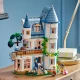 LEGO Friends Ein stilvolles Hotel in einem Schloss im französischen Design, eine Luxussuite mit freistehender Badewanne, ein Wintergarten, eine Rezeption und ein geheimnisvoller Dachboden voller historischer Artefakte.