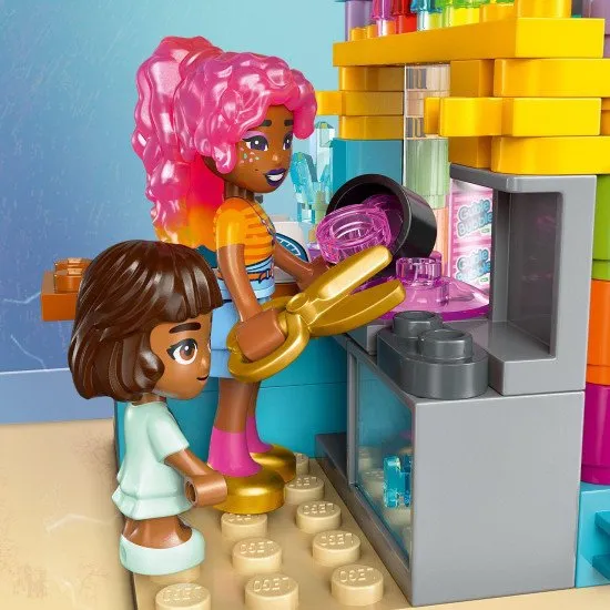 LEGO® Friends 42649 Heartlake Süßwarenladen mit 3 Figuren und lustigem Spielzubehör.