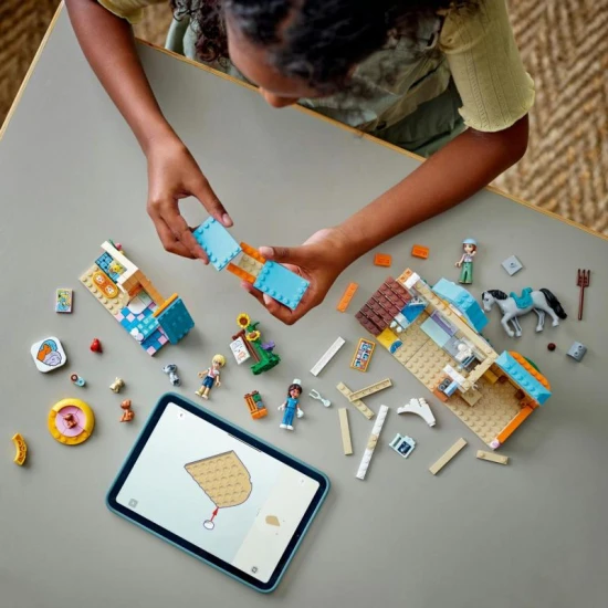 LEGO Friends 42651 – Tierklinik für Pferde und Haustiere mit Minifiguren, Pferd, Hunden und Katze