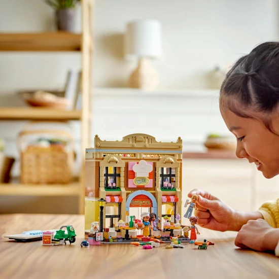 LEGO Friends Restaurant mit einer Küche voller Zubehör