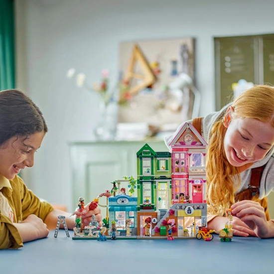 LEGO® Friends 42670 Heartlake Wohnungen und Geschäfte – ein kreatives Bauset mit 9 Figuren, einer Bäckerei, einem Keramikstudio und weiteren Details.