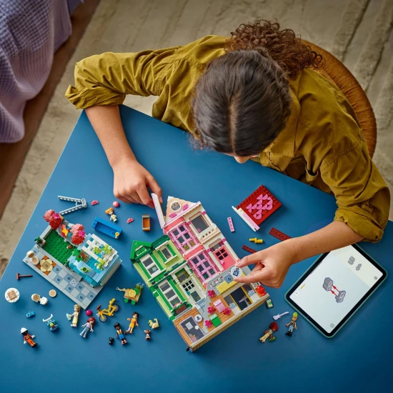 LEGO® Friends 42670 Heartlake Wohnungen und Geschäfte – ein kreatives Bauset mit 9 Figuren, einer Bäckerei, einem Keramikstudio und weiteren Details.
