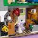 LEGO® Friends 42670 Heartlake Wohnungen und Geschäfte – ein kreatives Bauset mit 9 Figuren, einer Bäckerei, einem Keramikstudio und weiteren Details.