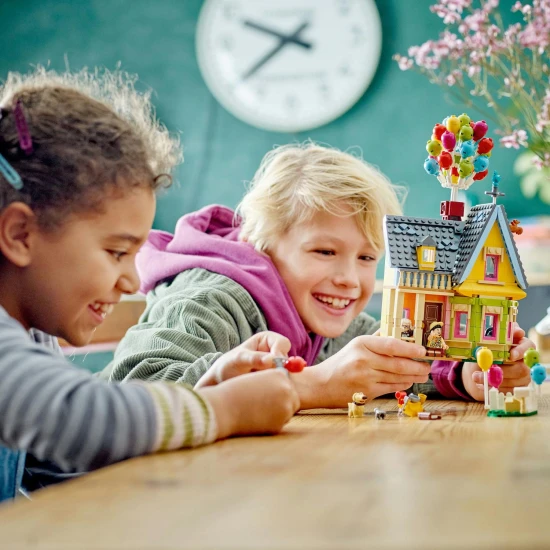 LEGO Disney House aus dem Film Oben: Detailliertes Modell mit Ballons, Schornstein und Charakterfiguren.