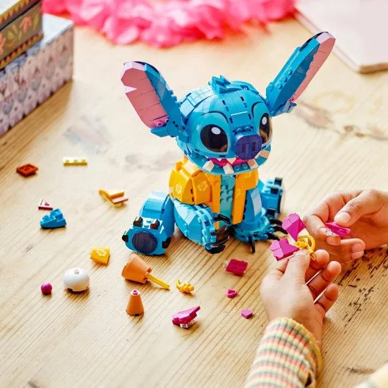 LEGO® Disney Stitch zum Spielen und Präsentieren. Mit beweglichen Ohren, drehbarem Kopf, baubarer Eistüte und Blume. Ein ideales Geschenk für Fans von Lilo und Stitch.