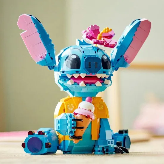 LEGO® Disney Stitch zum Spielen und Präsentieren. Mit beweglichen Ohren, drehbarem Kopf, baubarer Eistüte und Blume. Ein ideales Geschenk für Fans von Lilo und Stitch.