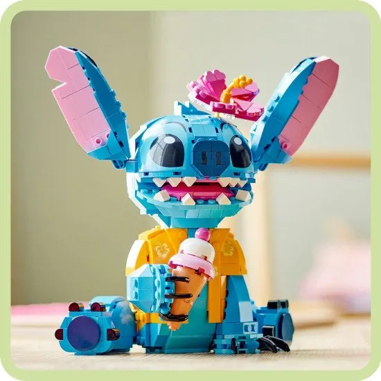 LEGO® Disney Stitch zum Spielen und Präsentieren. Mit beweglichen Ohren, drehbarem Kopf, baubarer Eistüte und Blume. Ein ideales Geschenk für Fans von Lilo und Stitch.