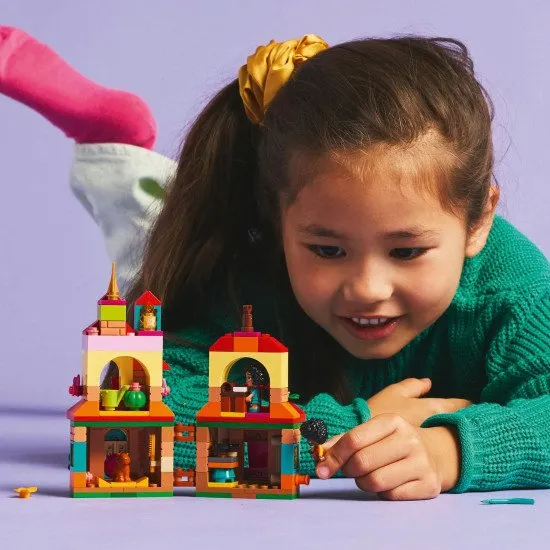Der LEGO® Disney Encanto Bausatz – Madrigals Haus mit den Figuren Mirabel, Antonio und einem Capybara für endlosen Spielspaß bei Kindern.