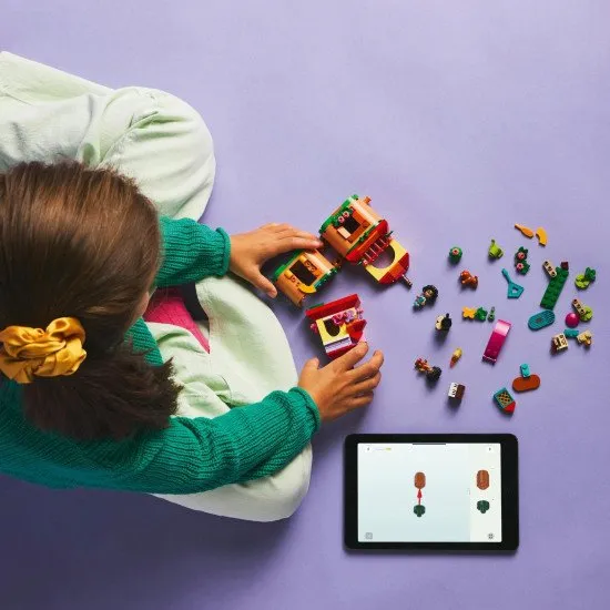 Der LEGO® Disney Encanto Bausatz – Madrigals Haus mit den Figuren Mirabel, Antonio und einem Capybara für endlosen Spielspaß bei Kindern.