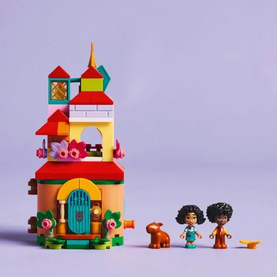 Der LEGO® Disney Encanto Bausatz – Madrigals Haus mit den Figuren Mirabel, Antonio und einem Capybara für endlosen Spielspaß bei Kindern.